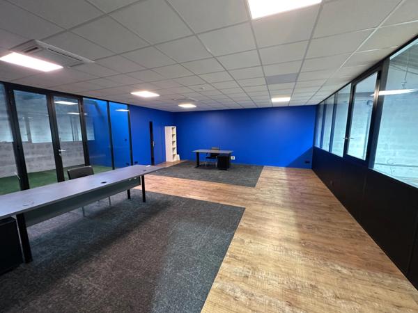 Local d'activité à louer VILLEURBANNE (69), d'une surface totale de 994 m² dont 324 m² de bureaux et 610 m² de stockage, idéalement situé à proximité immédiate du boulevard périphérique.