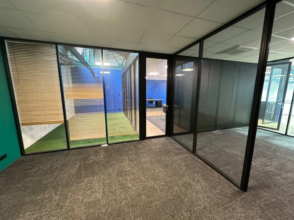 Local d'activité à louer VILLEURBANNE (69), d'une surface totale de 994 m² dont 324 m² de bureaux et 610 m² de stockage, idéalement situé à proximité immédiate du boulevard périphérique.