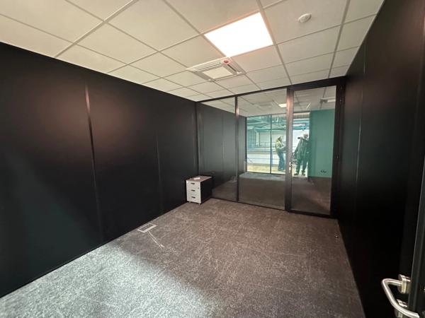 Local d'activité à louer VILLEURBANNE (69), d'une surface totale de 994 m² dont 324 m² de bureaux et 610 m² de stockage, idéalement situé à proximité immédiate du boulevard périphérique.