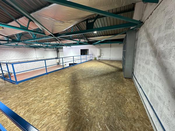 Local d'activité à louer VILLEURBANNE (69), d'une surface totale de 994 m² dont 324 m² de bureaux et 610 m² de stockage, idéalement situé à proximité immédiate du boulevard périphérique.