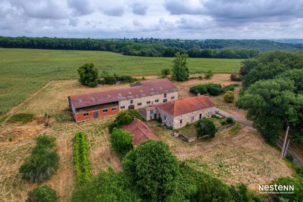 À vendre, dans un environnement paisible et verdoyant, ancien corps de ferme en pierre, offrant charme et authenticité, posé sur une propriété de plus de 6 hectares, dont environ 3 hectares de bois.