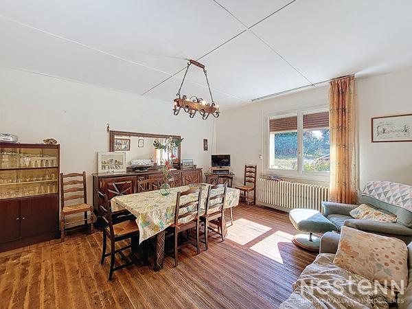 À vendre, dans un environnement paisible et verdoyant, ancien corps de ferme en pierre, offrant charme et authenticité, posé sur une propriété de plus de 6 hectares, dont environ 3 hectares de bois.