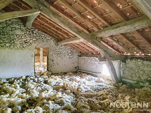 À vendre, dans un environnement paisible et verdoyant, ancien corps de ferme en pierre, offrant charme et authenticité, posé sur une propriété de plus de 6 hectares, dont environ 3 hectares de bois.