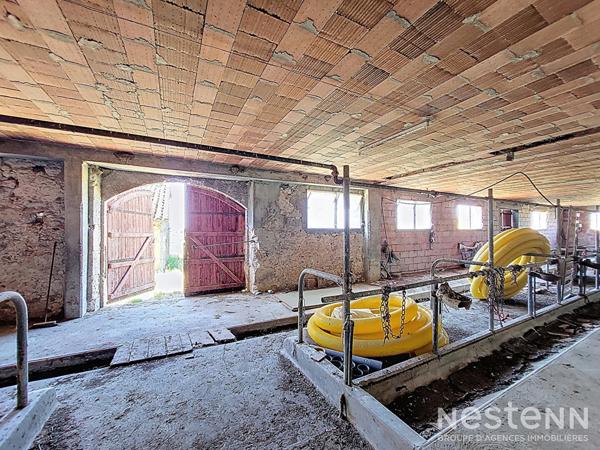 À vendre, dans un environnement paisible et verdoyant, ancien corps de ferme en pierre, offrant charme et authenticité, posé sur une propriété de plus de 6 hectares, dont environ 3 hectares de bois.
