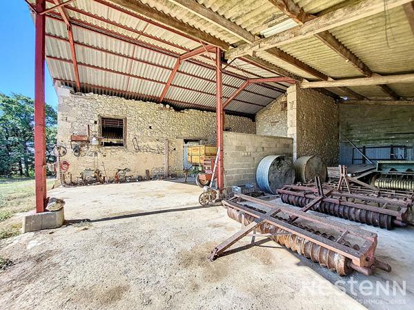 À vendre, dans un environnement paisible et verdoyant, ancien corps de ferme en pierre, offrant charme et authenticité, posé sur une propriété de plus de 6 hectares, dont environ 3 hectares de bois.