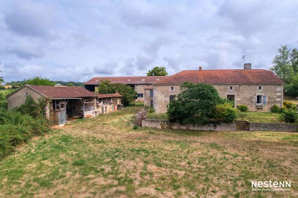 À vendre, dans un environnement paisible et verdoyant, ancien corps de ferme en pierre, offrant charme et authenticité, posé sur une propriété de plus de 6 hectares, dont environ 3 hectares de bois.