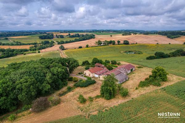 À vendre, dans un environnement paisible et verdoyant, ancien corps de ferme en pierre, offrant charme et authenticité, posé sur une propriété de plus de 6 hectares, dont environ 3 hectares de bois.