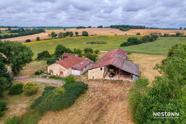 À vendre, dans un environnement paisible et verdoyant, ancien corps de ferme en pierre, offrant charme et authenticité, posé sur une propriété de plus de 6 hectares, dont environ 3 hectares de bois.