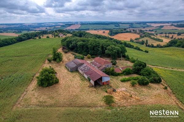 À vendre, dans un environnement paisible et verdoyant, ancien corps de ferme en pierre, offrant charme et authenticité, posé sur une propriété de plus de 6 hectares, dont environ 3 hectares de bois.
