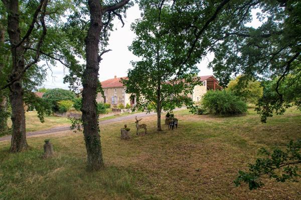 À vendre, dans un environnement paisible et verdoyant, ancien corps de ferme en pierre, offrant charme et authenticité, posé sur une propriété de plus de 6 hectares, dont environ 3 hectares de bois.