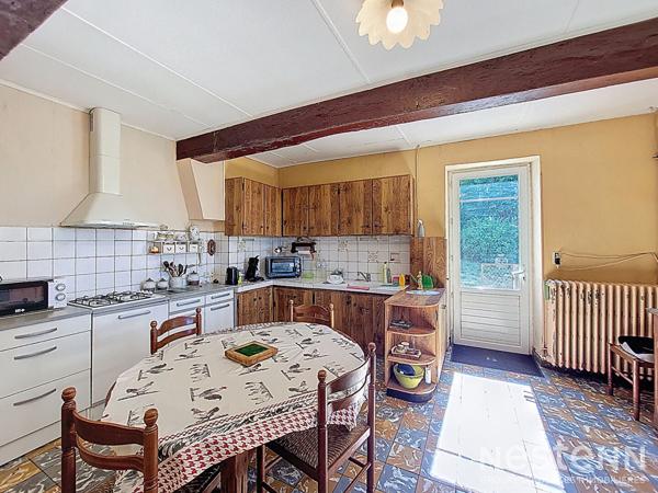 À vendre, dans un environnement paisible et verdoyant, ancien corps de ferme en pierre, offrant charme et authenticité, posé sur une propriété de plus de 6 hectares, dont environ 3 hectares de bois.