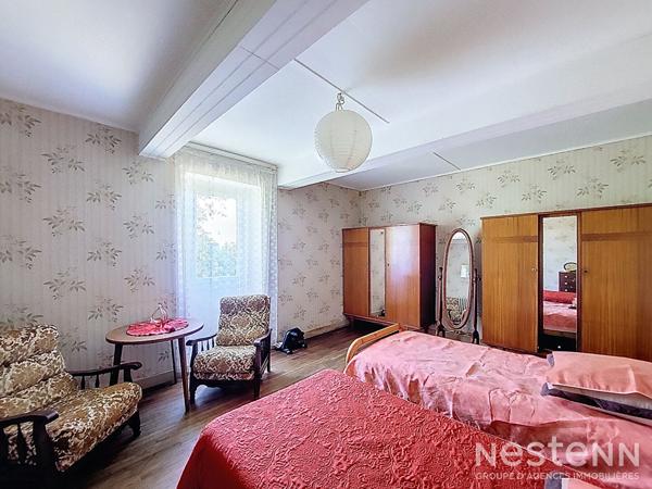 À vendre, dans un environnement paisible et verdoyant, ancien corps de ferme en pierre, offrant charme et authenticité, posé sur une propriété de plus de 6 hectares, dont environ 3 hectares de bois.