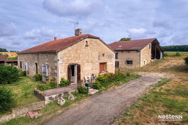 À vendre, dans un environnement paisible et verdoyant, ancien corps de ferme en pierre, offrant charme et authenticité, posé sur une propriété de plus de 6 hectares, dont environ 3 hectares de bois.