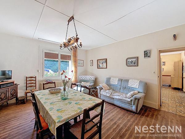 À vendre, dans un environnement paisible et verdoyant, ancien corps de ferme en pierre, offrant charme et authenticité, posé sur une propriété de plus de 6 hectares, dont environ 3 hectares de bois.