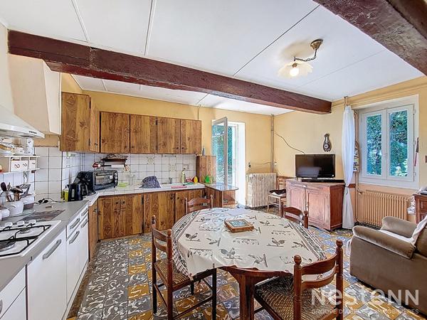 À vendre, dans un environnement paisible et verdoyant, ancien corps de ferme en pierre, offrant charme et authenticité, posé sur une propriété de plus de 6 hectares, dont environ 3 hectares de bois.