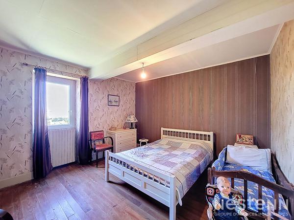 À vendre, dans un environnement paisible et verdoyant, ancien corps de ferme en pierre, offrant charme et authenticité, posé sur une propriété de plus de 6 hectares, dont environ 3 hectares de bois.