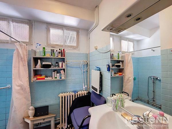 À vendre, dans un environnement paisible et verdoyant, ancien corps de ferme en pierre, offrant charme et authenticité, posé sur une propriété de plus de 6 hectares, dont environ 3 hectares de bois.