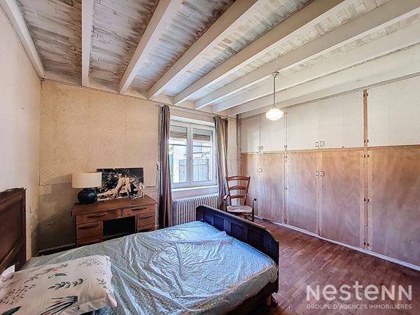 À vendre, dans un environnement paisible et verdoyant, ancien corps de ferme en pierre, offrant charme et authenticité, posé sur une propriété de plus de 6 hectares, dont environ 3 hectares de bois.