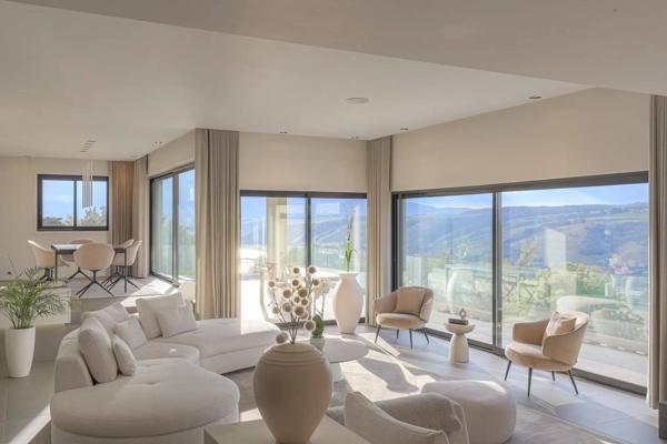 Villa contemporaine avec vue exceptionnelle