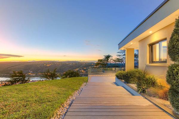 Villa contemporaine avec vue exceptionnelle