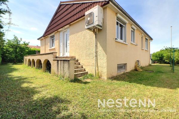 Saint-Priest Manissieux Maison 5 pièces 166m2, terrasse, double garage, terrain 730m2 plat et piscinable.