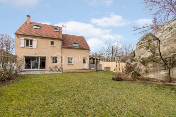 Belle et grande maison de 205m2, édifiée en 2010, offre de beaux volumes, une organisation intérieure fluide et fonctionnelle, idéale pour une vie de famille.

rdc : l’entrée ouvre sur un espace aménagé en bureau. 
Vous accédez ensuite à la salle à manger équipée d’un poêle à bois et ouverte sur la cuisine semi-équipée et le séjour.
Cette configuration crée un espace de vie central, convivial et lumineux, avec un accès direct à la terrasse par une baie vitrée depuis la salle à manger.
Une salle d’eau avec WC complète ce niveau.
À l’étage : le palier dessert 4 chambres de 24, 15, 14, et 13m2 environ, dont une chambre parentale avec dressing aménagé, ainsi qu’une salle de bains et un WC indépendant.
Au 2ème : sous combles, une chambre de 22m2 avec WC et lavabo offre un espace supplémentaire, adapté à un adolescent, un bureau ou une chambre d’amis.

La maison est édifiée sur un sous-sol total apportant un vrai confort pour le stationnement, le rangement et l’organisation du quotidien avec un garage permettant de garer plusieurs véhicules et une salle de jeux / salle multimédia.
L’ensemble est implanté sur un terrain de 2 076 m² avec terrasse. Une partie boisée sera un vrai atout pour les amoureux de la nature et des extérieurs préservés.

Côté technique:
- Construction traditionnelle (2010)
- Huisseries en double vitrage PVC et aluminium avec volets roulants électriques
- Portail électrique
- Chauffage : pompe à chaleur (électrique) + poêle à bois
- Assainissement : tout à l’égout
- Surface au sol : 205m2 ; surface habitable : 198m2

Les atouts:
- Luminosité
- Volumes
- Distribution des pièces
- Sous-sol total
- Terrain de 2 076 m² dont une partie boisée

Proximité des écoles, commerces et infrastructures:
- Écoles maternelle, primaire, collège et lycée : entre 3 et 5mn en voiture ou entre 13 et 30mn à pied ;
- A6 à 14mn ;
- Commerces à 5mn en voiture