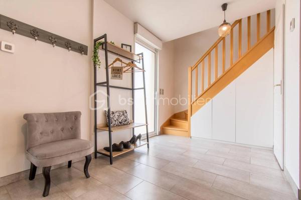 Belle et grande maison de 205m2, édifiée en 2010, offre de beaux volumes, une organisation intérieure fluide et fonctionnelle, idéale pour une vie de famille.

rdc : l’entrée ouvre sur un espace aménagé en bureau. 
Vous accédez ensuite à la salle à manger équipée d’un poêle à bois et ouverte sur la cuisine semi-équipée et le séjour.
Cette configuration crée un espace de vie central, convivial et lumineux, avec un accès direct à la terrasse par une baie vitrée depuis la salle à manger.
Une salle d’eau avec WC complète ce niveau.
À l’étage : le palier dessert 4 chambres de 24, 15, 14, et 13m2 environ, dont une chambre parentale avec dressing aménagé, ainsi qu’une salle de bains et un WC indépendant.
Au 2ème : sous combles, une chambre de 22m2 avec WC et lavabo offre un espace supplémentaire, adapté à un adolescent, un bureau ou une chambre d’amis.

La maison est édifiée sur un sous-sol total apportant un vrai confort pour le stationnement, le rangement et l’organisation du quotidien avec un garage permettant de garer plusieurs véhicules et une salle de jeux / salle multimédia.
L’ensemble est implanté sur un terrain de 2 076 m² avec terrasse. Une partie boisée sera un vrai atout pour les amoureux de la nature et des extérieurs préservés.

Côté technique:
- Construction traditionnelle (2010)
- Huisseries en double vitrage PVC et aluminium avec volets roulants électriques
- Portail électrique
- Chauffage : pompe à chaleur (électrique) + poêle à bois
- Assainissement : tout à l’égout
- Surface au sol : 205m2 ; surface habitable : 198m2

Les atouts:
- Luminosité
- Volumes
- Distribution des pièces
- Sous-sol total
- Terrain de 2 076 m² dont une partie boisée

Proximité des écoles, commerces et infrastructures:
- Écoles maternelle, primaire, collège et lycée : entre 3 et 5mn en voiture ou entre 13 et 30mn à pied ;
- A6 à 14mn ;
- Commerces à 5mn en voiture