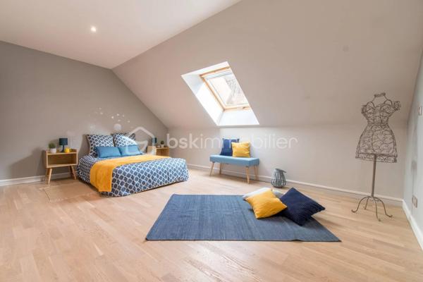 Belle et grande maison de 205m2, édifiée en 2010, offre de beaux volumes, une organisation intérieure fluide et fonctionnelle, idéale pour une vie de famille.

rdc : l’entrée ouvre sur un espace aménagé en bureau. 
Vous accédez ensuite à la salle à manger équipée d’un poêle à bois et ouverte sur la cuisine semi-équipée et le séjour.
Cette configuration crée un espace de vie central, convivial et lumineux, avec un accès direct à la terrasse par une baie vitrée depuis la salle à manger.
Une salle d’eau avec WC complète ce niveau.
À l’étage : le palier dessert 4 chambres de 24, 15, 14, et 13m2 environ, dont une chambre parentale avec dressing aménagé, ainsi qu’une salle de bains et un WC indépendant.
Au 2ème : sous combles, une chambre de 22m2 avec WC et lavabo offre un espace supplémentaire, adapté à un adolescent, un bureau ou une chambre d’amis.

La maison est édifiée sur un sous-sol total apportant un vrai confort pour le stationnement, le rangement et l’organisation du quotidien avec un garage permettant de garer plusieurs véhicules et une salle de jeux / salle multimédia.
L’ensemble est implanté sur un terrain de 2 076 m² avec terrasse. Une partie boisée sera un vrai atout pour les amoureux de la nature et des extérieurs préservés.

Côté technique:
- Construction traditionnelle (2010)
- Huisseries en double vitrage PVC et aluminium avec volets roulants électriques
- Portail électrique
- Chauffage : pompe à chaleur (électrique) + poêle à bois
- Assainissement : tout à l’égout
- Surface au sol : 205m2 ; surface habitable : 198m2

Les atouts:
- Luminosité
- Volumes
- Distribution des pièces
- Sous-sol total
- Terrain de 2 076 m² dont une partie boisée

Proximité des écoles, commerces et infrastructures:
- Écoles maternelle, primaire, collège et lycée : entre 3 et 5mn en voiture ou entre 13 et 30mn à pied ;
- A6 à 14mn ;
- Commerces à 5mn en voiture