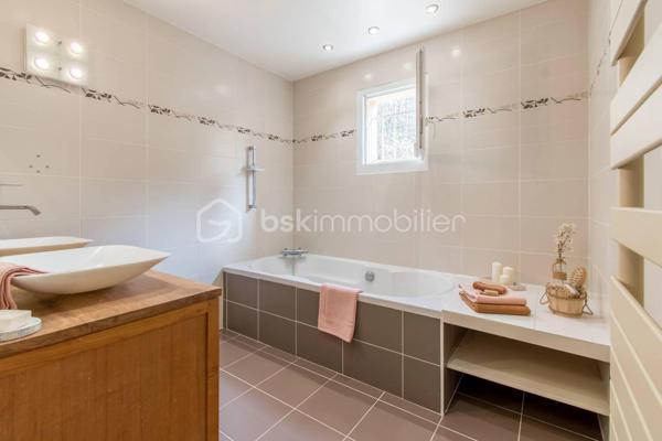 Belle et grande maison de 205m2, édifiée en 2010, offre de beaux volumes, une organisation intérieure fluide et fonctionnelle, idéale pour une vie de famille.

rdc : l’entrée ouvre sur un espace aménagé en bureau. 
Vous accédez ensuite à la salle à manger équipée d’un poêle à bois et ouverte sur la cuisine semi-équipée et le séjour.
Cette configuration crée un espace de vie central, convivial et lumineux, avec un accès direct à la terrasse par une baie vitrée depuis la salle à manger.
Une salle d’eau avec WC complète ce niveau.
À l’étage : le palier dessert 4 chambres de 24, 15, 14, et 13m2 environ, dont une chambre parentale avec dressing aménagé, ainsi qu’une salle de bains et un WC indépendant.
Au 2ème : sous combles, une chambre de 22m2 avec WC et lavabo offre un espace supplémentaire, adapté à un adolescent, un bureau ou une chambre d’amis.

La maison est édifiée sur un sous-sol total apportant un vrai confort pour le stationnement, le rangement et l’organisation du quotidien avec un garage permettant de garer plusieurs véhicules et une salle de jeux / salle multimédia.
L’ensemble est implanté sur un terrain de 2 076 m² avec terrasse. Une partie boisée sera un vrai atout pour les amoureux de la nature et des extérieurs préservés.

Côté technique:
- Construction traditionnelle (2010)
- Huisseries en double vitrage PVC et aluminium avec volets roulants électriques
- Portail électrique
- Chauffage : pompe à chaleur (électrique) + poêle à bois
- Assainissement : tout à l’égout
- Surface au sol : 205m2 ; surface habitable : 198m2

Les atouts:
- Luminosité
- Volumes
- Distribution des pièces
- Sous-sol total
- Terrain de 2 076 m² dont une partie boisée

Proximité des écoles, commerces et infrastructures:
- Écoles maternelle, primaire, collège et lycée : entre 3 et 5mn en voiture ou entre 13 et 30mn à pied ;
- A6 à 14mn ;
- Commerces à 5mn en voiture
