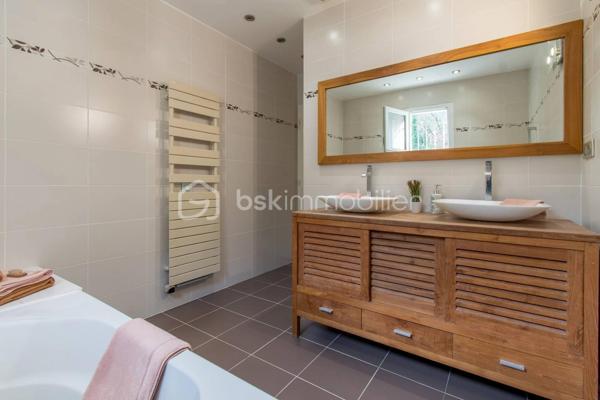 Belle et grande maison de 205m2, édifiée en 2010, offre de beaux volumes, une organisation intérieure fluide et fonctionnelle, idéale pour une vie de famille.

rdc : l’entrée ouvre sur un espace aménagé en bureau. 
Vous accédez ensuite à la salle à manger équipée d’un poêle à bois et ouverte sur la cuisine semi-équipée et le séjour.
Cette configuration crée un espace de vie central, convivial et lumineux, avec un accès direct à la terrasse par une baie vitrée depuis la salle à manger.
Une salle d’eau avec WC complète ce niveau.
À l’étage : le palier dessert 4 chambres de 24, 15, 14, et 13m2 environ, dont une chambre parentale avec dressing aménagé, ainsi qu’une salle de bains et un WC indépendant.
Au 2ème : sous combles, une chambre de 22m2 avec WC et lavabo offre un espace supplémentaire, adapté à un adolescent, un bureau ou une chambre d’amis.

La maison est édifiée sur un sous-sol total apportant un vrai confort pour le stationnement, le rangement et l’organisation du quotidien avec un garage permettant de garer plusieurs véhicules et une salle de jeux / salle multimédia.
L’ensemble est implanté sur un terrain de 2 076 m² avec terrasse. Une partie boisée sera un vrai atout pour les amoureux de la nature et des extérieurs préservés.

Côté technique:
- Construction traditionnelle (2010)
- Huisseries en double vitrage PVC et aluminium avec volets roulants électriques
- Portail électrique
- Chauffage : pompe à chaleur (électrique) + poêle à bois
- Assainissement : tout à l’égout
- Surface au sol : 205m2 ; surface habitable : 198m2

Les atouts:
- Luminosité
- Volumes
- Distribution des pièces
- Sous-sol total
- Terrain de 2 076 m² dont une partie boisée

Proximité des écoles, commerces et infrastructures:
- Écoles maternelle, primaire, collège et lycée : entre 3 et 5mn en voiture ou entre 13 et 30mn à pied ;
- A6 à 14mn ;
- Commerces à 5mn en voiture