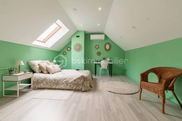 Belle et grande maison de 205m2, édifiée en 2010, offre de beaux volumes, une organisation intérieure fluide et fonctionnelle, idéale pour une vie de famille.

rdc : l’entrée ouvre sur un espace aménagé en bureau. 
Vous accédez ensuite à la salle à manger équipée d’un poêle à bois et ouverte sur la cuisine semi-équipée et le séjour.
Cette configuration crée un espace de vie central, convivial et lumineux, avec un accès direct à la terrasse par une baie vitrée depuis la salle à manger.
Une salle d’eau avec WC complète ce niveau.
À l’étage : le palier dessert 4 chambres de 24, 15, 14, et 13m2 environ, dont une chambre parentale avec dressing aménagé, ainsi qu’une salle de bains et un WC indépendant.
Au 2ème : sous combles, une chambre de 22m2 avec WC et lavabo offre un espace supplémentaire, adapté à un adolescent, un bureau ou une chambre d’amis.

La maison est édifiée sur un sous-sol total apportant un vrai confort pour le stationnement, le rangement et l’organisation du quotidien avec un garage permettant de garer plusieurs véhicules et une salle de jeux / salle multimédia.
L’ensemble est implanté sur un terrain de 2 076 m² avec terrasse. Une partie boisée sera un vrai atout pour les amoureux de la nature et des extérieurs préservés.

Côté technique:
- Construction traditionnelle (2010)
- Huisseries en double vitrage PVC et aluminium avec volets roulants électriques
- Portail électrique
- Chauffage : pompe à chaleur (électrique) + poêle à bois
- Assainissement : tout à l’égout
- Surface au sol : 205m2 ; surface habitable : 198m2

Les atouts:
- Luminosité
- Volumes
- Distribution des pièces
- Sous-sol total
- Terrain de 2 076 m² dont une partie boisée

Proximité des écoles, commerces et infrastructures:
- Écoles maternelle, primaire, collège et lycée : entre 3 et 5mn en voiture ou entre 13 et 30mn à pied ;
- A6 à 14mn ;
- Commerces à 5mn en voiture