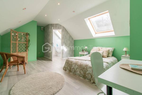 Belle et grande maison de 205m2, édifiée en 2010, offre de beaux volumes, une organisation intérieure fluide et fonctionnelle, idéale pour une vie de famille.

rdc : l’entrée ouvre sur un espace aménagé en bureau. 
Vous accédez ensuite à la salle à manger équipée d’un poêle à bois et ouverte sur la cuisine semi-équipée et le séjour.
Cette configuration crée un espace de vie central, convivial et lumineux, avec un accès direct à la terrasse par une baie vitrée depuis la salle à manger.
Une salle d’eau avec WC complète ce niveau.
À l’étage : le palier dessert 4 chambres de 24, 15, 14, et 13m2 environ, dont une chambre parentale avec dressing aménagé, ainsi qu’une salle de bains et un WC indépendant.
Au 2ème : sous combles, une chambre de 22m2 avec WC et lavabo offre un espace supplémentaire, adapté à un adolescent, un bureau ou une chambre d’amis.

La maison est édifiée sur un sous-sol total apportant un vrai confort pour le stationnement, le rangement et l’organisation du quotidien avec un garage permettant de garer plusieurs véhicules et une salle de jeux / salle multimédia.
L’ensemble est implanté sur un terrain de 2 076 m² avec terrasse. Une partie boisée sera un vrai atout pour les amoureux de la nature et des extérieurs préservés.

Côté technique:
- Construction traditionnelle (2010)
- Huisseries en double vitrage PVC et aluminium avec volets roulants électriques
- Portail électrique
- Chauffage : pompe à chaleur (électrique) + poêle à bois
- Assainissement : tout à l’égout
- Surface au sol : 205m2 ; surface habitable : 198m2

Les atouts:
- Luminosité
- Volumes
- Distribution des pièces
- Sous-sol total
- Terrain de 2 076 m² dont une partie boisée

Proximité des écoles, commerces et infrastructures:
- Écoles maternelle, primaire, collège et lycée : entre 3 et 5mn en voiture ou entre 13 et 30mn à pied ;
- A6 à 14mn ;
- Commerces à 5mn en voiture