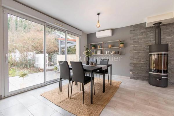 Belle et grande maison de 205m2, édifiée en 2010, offre de beaux volumes, une organisation intérieure fluide et fonctionnelle, idéale pour une vie de famille.

rdc : l’entrée ouvre sur un espace aménagé en bureau. 
Vous accédez ensuite à la salle à manger équipée d’un poêle à bois et ouverte sur la cuisine semi-équipée et le séjour.
Cette configuration crée un espace de vie central, convivial et lumineux, avec un accès direct à la terrasse par une baie vitrée depuis la salle à manger.
Une salle d’eau avec WC complète ce niveau.
À l’étage : le palier dessert 4 chambres de 24, 15, 14, et 13m2 environ, dont une chambre parentale avec dressing aménagé, ainsi qu’une salle de bains et un WC indépendant.
Au 2ème : sous combles, une chambre de 22m2 avec WC et lavabo offre un espace supplémentaire, adapté à un adolescent, un bureau ou une chambre d’amis.

La maison est édifiée sur un sous-sol total apportant un vrai confort pour le stationnement, le rangement et l’organisation du quotidien avec un garage permettant de garer plusieurs véhicules et une salle de jeux / salle multimédia.
L’ensemble est implanté sur un terrain de 2 076 m² avec terrasse. Une partie boisée sera un vrai atout pour les amoureux de la nature et des extérieurs préservés.

Côté technique:
- Construction traditionnelle (2010)
- Huisseries en double vitrage PVC et aluminium avec volets roulants électriques
- Portail électrique
- Chauffage : pompe à chaleur (électrique) + poêle à bois
- Assainissement : tout à l’égout
- Surface au sol : 205m2 ; surface habitable : 198m2

Les atouts:
- Luminosité
- Volumes
- Distribution des pièces
- Sous-sol total
- Terrain de 2 076 m² dont une partie boisée

Proximité des écoles, commerces et infrastructures:
- Écoles maternelle, primaire, collège et lycée : entre 3 et 5mn en voiture ou entre 13 et 30mn à pied ;
- A6 à 14mn ;
- Commerces à 5mn en voiture