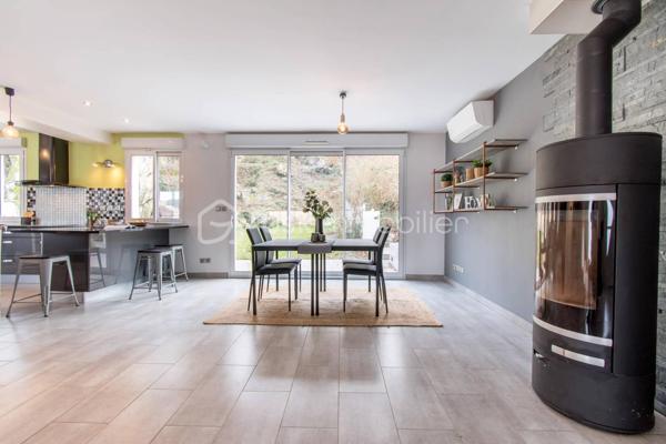 Belle et grande maison de 205m2, édifiée en 2010, offre de beaux volumes, une organisation intérieure fluide et fonctionnelle, idéale pour une vie de famille.

rdc : l’entrée ouvre sur un espace aménagé en bureau. 
Vous accédez ensuite à la salle à manger équipée d’un poêle à bois et ouverte sur la cuisine semi-équipée et le séjour.
Cette configuration crée un espace de vie central, convivial et lumineux, avec un accès direct à la terrasse par une baie vitrée depuis la salle à manger.
Une salle d’eau avec WC complète ce niveau.
À l’étage : le palier dessert 4 chambres de 24, 15, 14, et 13m2 environ, dont une chambre parentale avec dressing aménagé, ainsi qu’une salle de bains et un WC indépendant.
Au 2ème : sous combles, une chambre de 22m2 avec WC et lavabo offre un espace supplémentaire, adapté à un adolescent, un bureau ou une chambre d’amis.

La maison est édifiée sur un sous-sol total apportant un vrai confort pour le stationnement, le rangement et l’organisation du quotidien avec un garage permettant de garer plusieurs véhicules et une salle de jeux / salle multimédia.
L’ensemble est implanté sur un terrain de 2 076 m² avec terrasse. Une partie boisée sera un vrai atout pour les amoureux de la nature et des extérieurs préservés.

Côté technique:
- Construction traditionnelle (2010)
- Huisseries en double vitrage PVC et aluminium avec volets roulants électriques
- Portail électrique
- Chauffage : pompe à chaleur (électrique) + poêle à bois
- Assainissement : tout à l’égout
- Surface au sol : 205m2 ; surface habitable : 198m2

Les atouts:
- Luminosité
- Volumes
- Distribution des pièces
- Sous-sol total
- Terrain de 2 076 m² dont une partie boisée

Proximité des écoles, commerces et infrastructures:
- Écoles maternelle, primaire, collège et lycée : entre 3 et 5mn en voiture ou entre 13 et 30mn à pied ;
- A6 à 14mn ;
- Commerces à 5mn en voiture