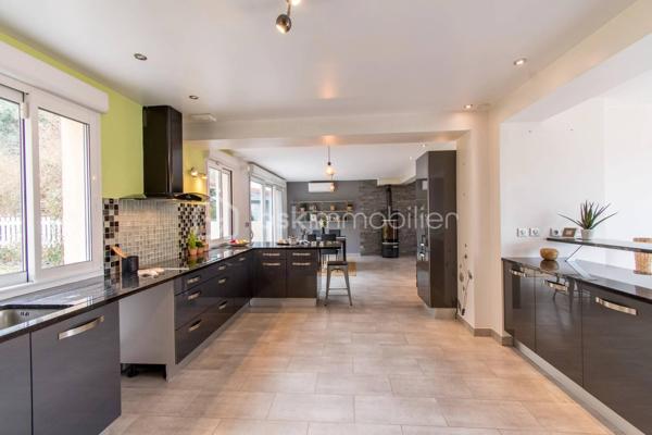 Belle et grande maison de 205m2, édifiée en 2010, offre de beaux volumes, une organisation intérieure fluide et fonctionnelle, idéale pour une vie de famille.

rdc : l’entrée ouvre sur un espace aménagé en bureau. 
Vous accédez ensuite à la salle à manger équipée d’un poêle à bois et ouverte sur la cuisine semi-équipée et le séjour.
Cette configuration crée un espace de vie central, convivial et lumineux, avec un accès direct à la terrasse par une baie vitrée depuis la salle à manger.
Une salle d’eau avec WC complète ce niveau.
À l’étage : le palier dessert 4 chambres de 24, 15, 14, et 13m2 environ, dont une chambre parentale avec dressing aménagé, ainsi qu’une salle de bains et un WC indépendant.
Au 2ème : sous combles, une chambre de 22m2 avec WC et lavabo offre un espace supplémentaire, adapté à un adolescent, un bureau ou une chambre d’amis.

La maison est édifiée sur un sous-sol total apportant un vrai confort pour le stationnement, le rangement et l’organisation du quotidien avec un garage permettant de garer plusieurs véhicules et une salle de jeux / salle multimédia.
L’ensemble est implanté sur un terrain de 2 076 m² avec terrasse. Une partie boisée sera un vrai atout pour les amoureux de la nature et des extérieurs préservés.

Côté technique:
- Construction traditionnelle (2010)
- Huisseries en double vitrage PVC et aluminium avec volets roulants électriques
- Portail électrique
- Chauffage : pompe à chaleur (électrique) + poêle à bois
- Assainissement : tout à l’égout
- Surface au sol : 205m2 ; surface habitable : 198m2

Les atouts:
- Luminosité
- Volumes
- Distribution des pièces
- Sous-sol total
- Terrain de 2 076 m² dont une partie boisée

Proximité des écoles, commerces et infrastructures:
- Écoles maternelle, primaire, collège et lycée : entre 3 et 5mn en voiture ou entre 13 et 30mn à pied ;
- A6 à 14mn ;
- Commerces à 5mn en voiture