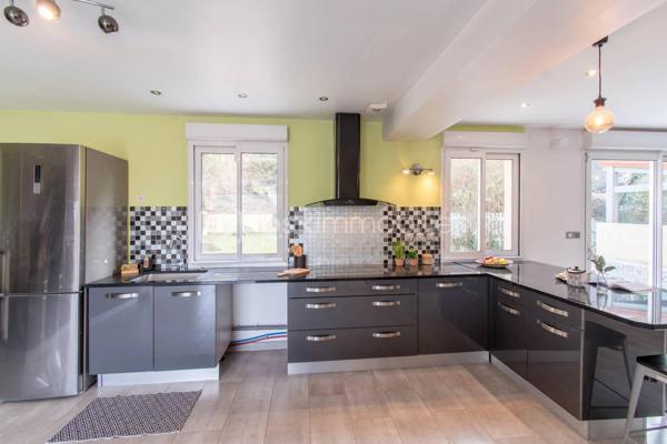 Belle et grande maison de 205m2, édifiée en 2010, offre de beaux volumes, une organisation intérieure fluide et fonctionnelle, idéale pour une vie de famille.

rdc : l’entrée ouvre sur un espace aménagé en bureau. 
Vous accédez ensuite à la salle à manger équipée d’un poêle à bois et ouverte sur la cuisine semi-équipée et le séjour.
Cette configuration crée un espace de vie central, convivial et lumineux, avec un accès direct à la terrasse par une baie vitrée depuis la salle à manger.
Une salle d’eau avec WC complète ce niveau.
À l’étage : le palier dessert 4 chambres de 24, 15, 14, et 13m2 environ, dont une chambre parentale avec dressing aménagé, ainsi qu’une salle de bains et un WC indépendant.
Au 2ème : sous combles, une chambre de 22m2 avec WC et lavabo offre un espace supplémentaire, adapté à un adolescent, un bureau ou une chambre d’amis.

La maison est édifiée sur un sous-sol total apportant un vrai confort pour le stationnement, le rangement et l’organisation du quotidien avec un garage permettant de garer plusieurs véhicules et une salle de jeux / salle multimédia.
L’ensemble est implanté sur un terrain de 2 076 m² avec terrasse. Une partie boisée sera un vrai atout pour les amoureux de la nature et des extérieurs préservés.

Côté technique:
- Construction traditionnelle (2010)
- Huisseries en double vitrage PVC et aluminium avec volets roulants électriques
- Portail électrique
- Chauffage : pompe à chaleur (électrique) + poêle à bois
- Assainissement : tout à l’égout
- Surface au sol : 205m2 ; surface habitable : 198m2

Les atouts:
- Luminosité
- Volumes
- Distribution des pièces
- Sous-sol total
- Terrain de 2 076 m² dont une partie boisée

Proximité des écoles, commerces et infrastructures:
- Écoles maternelle, primaire, collège et lycée : entre 3 et 5mn en voiture ou entre 13 et 30mn à pied ;
- A6 à 14mn ;
- Commerces à 5mn en voiture