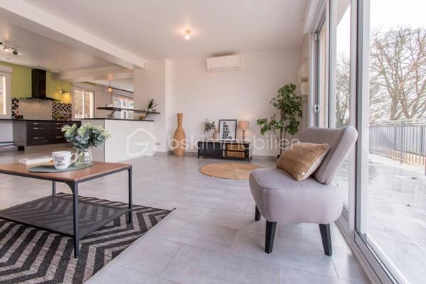 Belle et grande maison de 205m2, édifiée en 2010, offre de beaux volumes, une organisation intérieure fluide et fonctionnelle, idéale pour une vie de famille.

rdc : l’entrée ouvre sur un espace aménagé en bureau. 
Vous accédez ensuite à la salle à manger équipée d’un poêle à bois et ouverte sur la cuisine semi-équipée et le séjour.
Cette configuration crée un espace de vie central, convivial et lumineux, avec un accès direct à la terrasse par une baie vitrée depuis la salle à manger.
Une salle d’eau avec WC complète ce niveau.
À l’étage : le palier dessert 4 chambres de 24, 15, 14, et 13m2 environ, dont une chambre parentale avec dressing aménagé, ainsi qu’une salle de bains et un WC indépendant.
Au 2ème : sous combles, une chambre de 22m2 avec WC et lavabo offre un espace supplémentaire, adapté à un adolescent, un bureau ou une chambre d’amis.

La maison est édifiée sur un sous-sol total apportant un vrai confort pour le stationnement, le rangement et l’organisation du quotidien avec un garage permettant de garer plusieurs véhicules et une salle de jeux / salle multimédia.
L’ensemble est implanté sur un terrain de 2 076 m² avec terrasse. Une partie boisée sera un vrai atout pour les amoureux de la nature et des extérieurs préservés.

Côté technique:
- Construction traditionnelle (2010)
- Huisseries en double vitrage PVC et aluminium avec volets roulants électriques
- Portail électrique
- Chauffage : pompe à chaleur (électrique) + poêle à bois
- Assainissement : tout à l’égout
- Surface au sol : 205m2 ; surface habitable : 198m2

Les atouts:
- Luminosité
- Volumes
- Distribution des pièces
- Sous-sol total
- Terrain de 2 076 m² dont une partie boisée

Proximité des écoles, commerces et infrastructures:
- Écoles maternelle, primaire, collège et lycée : entre 3 et 5mn en voiture ou entre 13 et 30mn à pied ;
- A6 à 14mn ;
- Commerces à 5mn en voiture