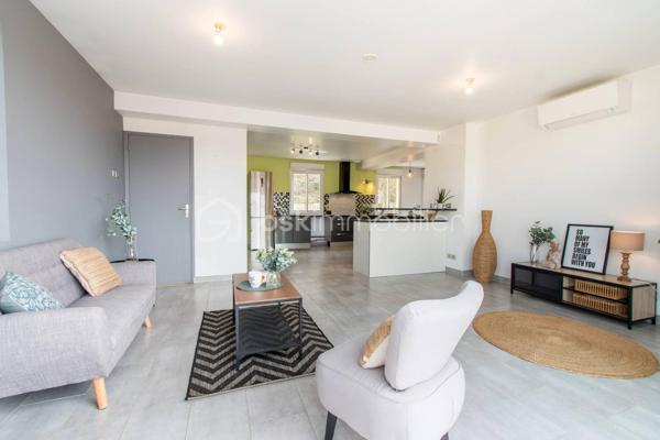 Belle et grande maison de 205m2, édifiée en 2010, offre de beaux volumes, une organisation intérieure fluide et fonctionnelle, idéale pour une vie de famille.

rdc : l’entrée ouvre sur un espace aménagé en bureau. 
Vous accédez ensuite à la salle à manger équipée d’un poêle à bois et ouverte sur la cuisine semi-équipée et le séjour.
Cette configuration crée un espace de vie central, convivial et lumineux, avec un accès direct à la terrasse par une baie vitrée depuis la salle à manger.
Une salle d’eau avec WC complète ce niveau.
À l’étage : le palier dessert 4 chambres de 24, 15, 14, et 13m2 environ, dont une chambre parentale avec dressing aménagé, ainsi qu’une salle de bains et un WC indépendant.
Au 2ème : sous combles, une chambre de 22m2 avec WC et lavabo offre un espace supplémentaire, adapté à un adolescent, un bureau ou une chambre d’amis.

La maison est édifiée sur un sous-sol total apportant un vrai confort pour le stationnement, le rangement et l’organisation du quotidien avec un garage permettant de garer plusieurs véhicules et une salle de jeux / salle multimédia.
L’ensemble est implanté sur un terrain de 2 076 m² avec terrasse. Une partie boisée sera un vrai atout pour les amoureux de la nature et des extérieurs préservés.

Côté technique:
- Construction traditionnelle (2010)
- Huisseries en double vitrage PVC et aluminium avec volets roulants électriques
- Portail électrique
- Chauffage : pompe à chaleur (électrique) + poêle à bois
- Assainissement : tout à l’égout
- Surface au sol : 205m2 ; surface habitable : 198m2

Les atouts:
- Luminosité
- Volumes
- Distribution des pièces
- Sous-sol total
- Terrain de 2 076 m² dont une partie boisée

Proximité des écoles, commerces et infrastructures:
- Écoles maternelle, primaire, collège et lycée : entre 3 et 5mn en voiture ou entre 13 et 30mn à pied ;
- A6 à 14mn ;
- Commerces à 5mn en voiture