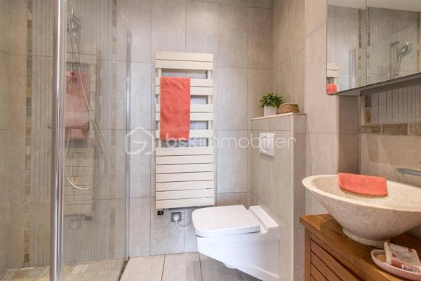 Belle et grande maison de 205m2, édifiée en 2010, offre de beaux volumes, une organisation intérieure fluide et fonctionnelle, idéale pour une vie de famille.

rdc : l’entrée ouvre sur un espace aménagé en bureau. 
Vous accédez ensuite à la salle à manger équipée d’un poêle à bois et ouverte sur la cuisine semi-équipée et le séjour.
Cette configuration crée un espace de vie central, convivial et lumineux, avec un accès direct à la terrasse par une baie vitrée depuis la salle à manger.
Une salle d’eau avec WC complète ce niveau.
À l’étage : le palier dessert 4 chambres de 24, 15, 14, et 13m2 environ, dont une chambre parentale avec dressing aménagé, ainsi qu’une salle de bains et un WC indépendant.
Au 2ème : sous combles, une chambre de 22m2 avec WC et lavabo offre un espace supplémentaire, adapté à un adolescent, un bureau ou une chambre d’amis.

La maison est édifiée sur un sous-sol total apportant un vrai confort pour le stationnement, le rangement et l’organisation du quotidien avec un garage permettant de garer plusieurs véhicules et une salle de jeux / salle multimédia.
L’ensemble est implanté sur un terrain de 2 076 m² avec terrasse. Une partie boisée sera un vrai atout pour les amoureux de la nature et des extérieurs préservés.

Côté technique:
- Construction traditionnelle (2010)
- Huisseries en double vitrage PVC et aluminium avec volets roulants électriques
- Portail électrique
- Chauffage : pompe à chaleur (électrique) + poêle à bois
- Assainissement : tout à l’égout
- Surface au sol : 205m2 ; surface habitable : 198m2

Les atouts:
- Luminosité
- Volumes
- Distribution des pièces
- Sous-sol total
- Terrain de 2 076 m² dont une partie boisée

Proximité des écoles, commerces et infrastructures:
- Écoles maternelle, primaire, collège et lycée : entre 3 et 5mn en voiture ou entre 13 et 30mn à pied ;
- A6 à 14mn ;
- Commerces à 5mn en voiture