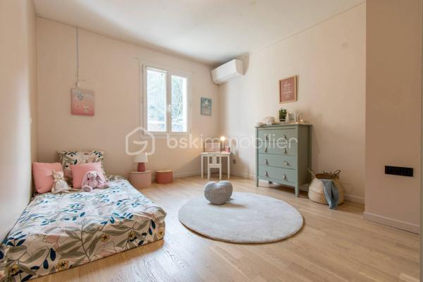 Belle et grande maison de 205m2, édifiée en 2010, offre de beaux volumes, une organisation intérieure fluide et fonctionnelle, idéale pour une vie de famille.

rdc : l’entrée ouvre sur un espace aménagé en bureau. 
Vous accédez ensuite à la salle à manger équipée d’un poêle à bois et ouverte sur la cuisine semi-équipée et le séjour.
Cette configuration crée un espace de vie central, convivial et lumineux, avec un accès direct à la terrasse par une baie vitrée depuis la salle à manger.
Une salle d’eau avec WC complète ce niveau.
À l’étage : le palier dessert 4 chambres de 24, 15, 14, et 13m2 environ, dont une chambre parentale avec dressing aménagé, ainsi qu’une salle de bains et un WC indépendant.
Au 2ème : sous combles, une chambre de 22m2 avec WC et lavabo offre un espace supplémentaire, adapté à un adolescent, un bureau ou une chambre d’amis.

La maison est édifiée sur un sous-sol total apportant un vrai confort pour le stationnement, le rangement et l’organisation du quotidien avec un garage permettant de garer plusieurs véhicules et une salle de jeux / salle multimédia.
L’ensemble est implanté sur un terrain de 2 076 m² avec terrasse. Une partie boisée sera un vrai atout pour les amoureux de la nature et des extérieurs préservés.

Côté technique:
- Construction traditionnelle (2010)
- Huisseries en double vitrage PVC et aluminium avec volets roulants électriques
- Portail électrique
- Chauffage : pompe à chaleur (électrique) + poêle à bois
- Assainissement : tout à l’égout
- Surface au sol : 205m2 ; surface habitable : 198m2

Les atouts:
- Luminosité
- Volumes
- Distribution des pièces
- Sous-sol total
- Terrain de 2 076 m² dont une partie boisée

Proximité des écoles, commerces et infrastructures:
- Écoles maternelle, primaire, collège et lycée : entre 3 et 5mn en voiture ou entre 13 et 30mn à pied ;
- A6 à 14mn ;
- Commerces à 5mn en voiture