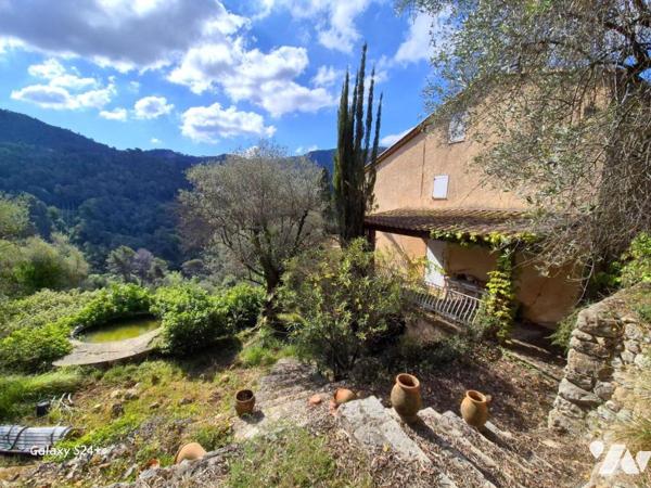 Au calme, une villa mitoyenne à rénover sur un terrain de 3100 m².