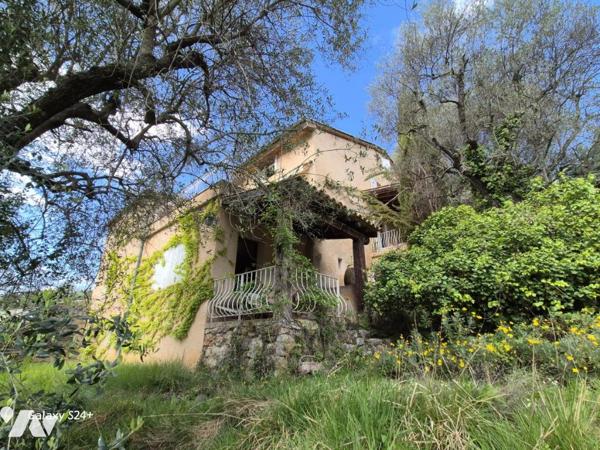 Au calme, une villa mitoyenne à rénover sur un terrain de 3100 m².