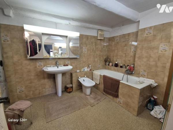 Au calme, une villa mitoyenne à rénover sur un terrain de 3100 m².