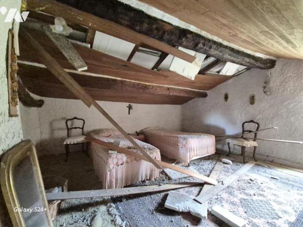 Au calme, une villa mitoyenne à rénover sur un terrain de 3100 m².