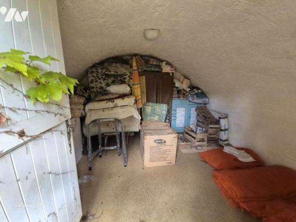 Au calme, une villa mitoyenne à rénover sur un terrain de 3100 m².