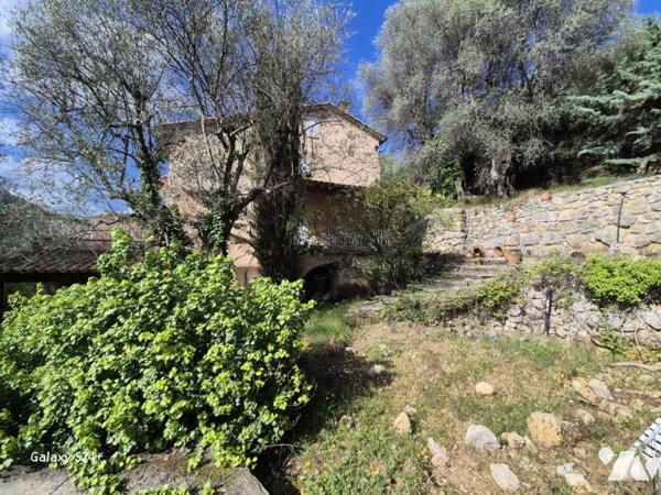Au calme, une villa mitoyenne à rénover sur un terrain de 3100 m².
