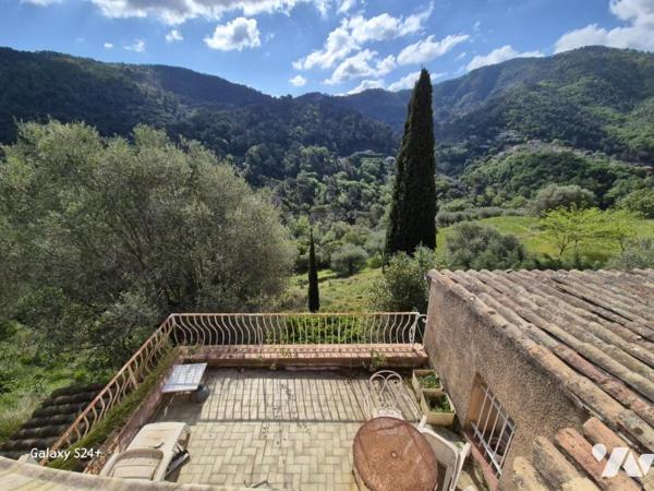 Au calme, une villa mitoyenne à rénover sur un terrain de 3100 m².