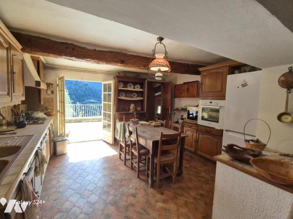 Au calme, une villa mitoyenne à rénover sur un terrain de 3100 m².