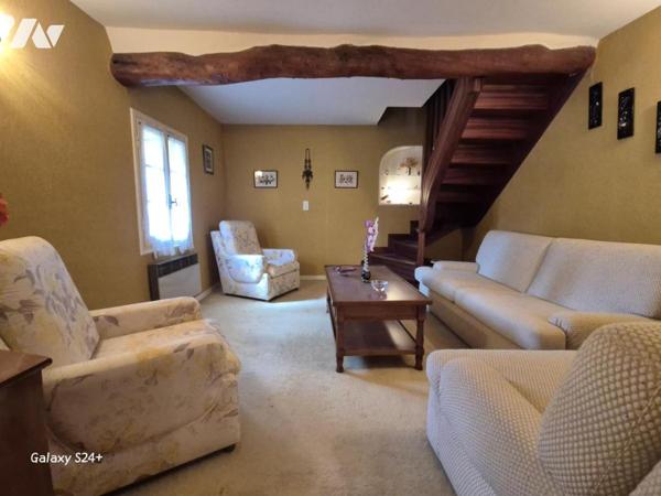 Au calme, une villa mitoyenne à rénover sur un terrain de 3100 m².
