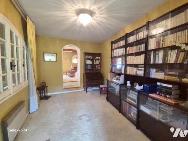 Au calme, une villa mitoyenne à rénover sur un terrain de 3100 m².